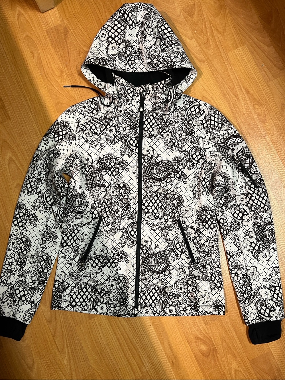EUC Lululemon Aprés Floral Lace SoftShell Jacket (US 6 )